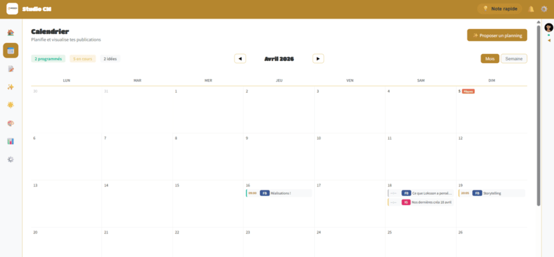Vue mois du calendrier sur PC avec indicateurs de posts par jour